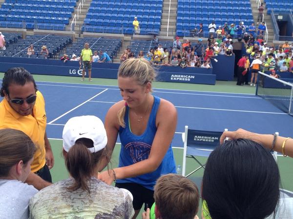 Azarenka signing autographs after practice (photo with thanks to @stephintheus